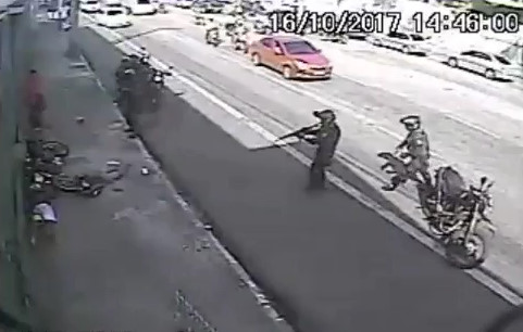 Thief in motorbike is Gunned with Fusil by Brazilian Police 