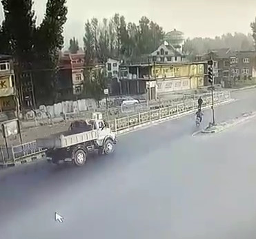Scooter girl Crushed by truck .