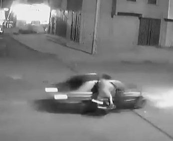 Motorcyclist without a helmet impact to Car and dies