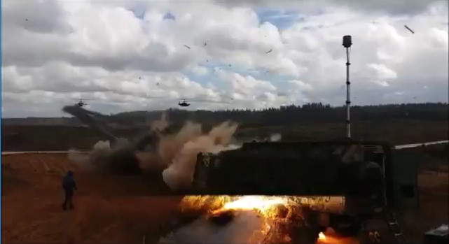 Ka-52 helicopter incidentally fires missiles at spectators during Zapad 2017 drills.