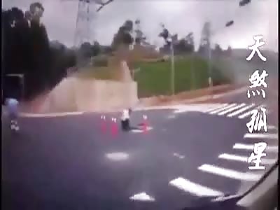 Unlucky motorcycle driver fell into the hole