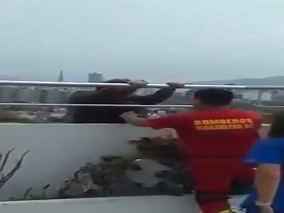 Suicidal Man Falls 15 Storeys After Failed Rescue in Lima, Peru (Another video) 