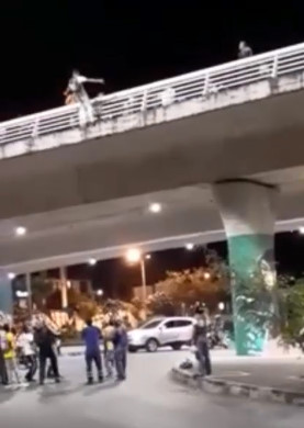 Teen Jumps off Bridge after Fight with GF