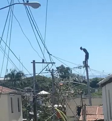 Drugged Man Climbs Up Electricity Pole and Commit Suicide 