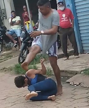Scumbag Ruthlessly Beats Wife In Broad Daylight
