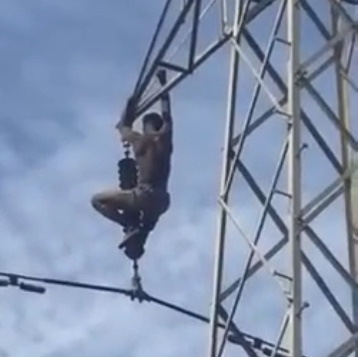 Moron Climbs Tower And Pays For His Stupidity (DEAD)