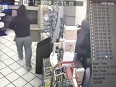 Brave shopkeeper fights to defend store during knife-point robbery