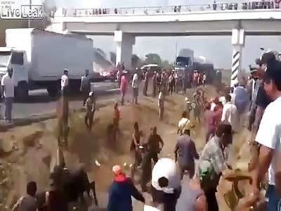 Truck collides and people steal cargo in Mexico