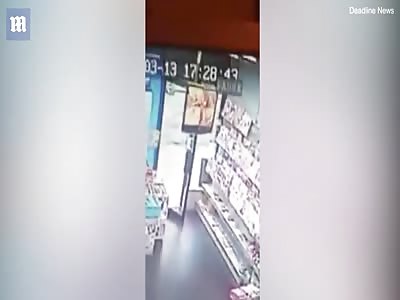 Brave shopkeeper grabs knife-wielding attacker and forces him out