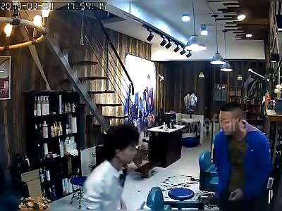 Dissatisfied customer attacks hairdresser and shaves his head...