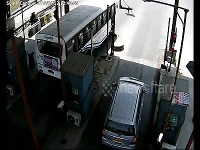 Car driver dragged toll booth employee in Gurugram....