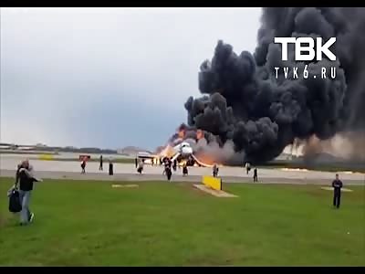 Landing of a burning plane in Sheremetyevo (long video)