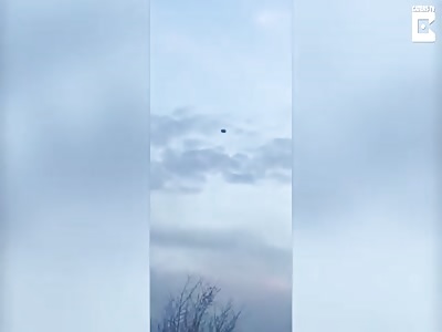 Dude in car films flying disc UFO, CLEAR SHAPE!