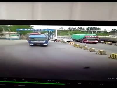 Police Officer Uses his Body to Stop a Loaded Cargo Truck