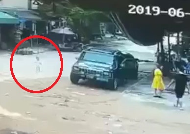 Careless Parents Left Baby Wandering on the Street