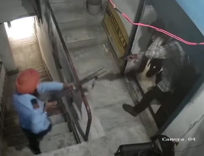 Robber Gets Blasted By Security Guard 