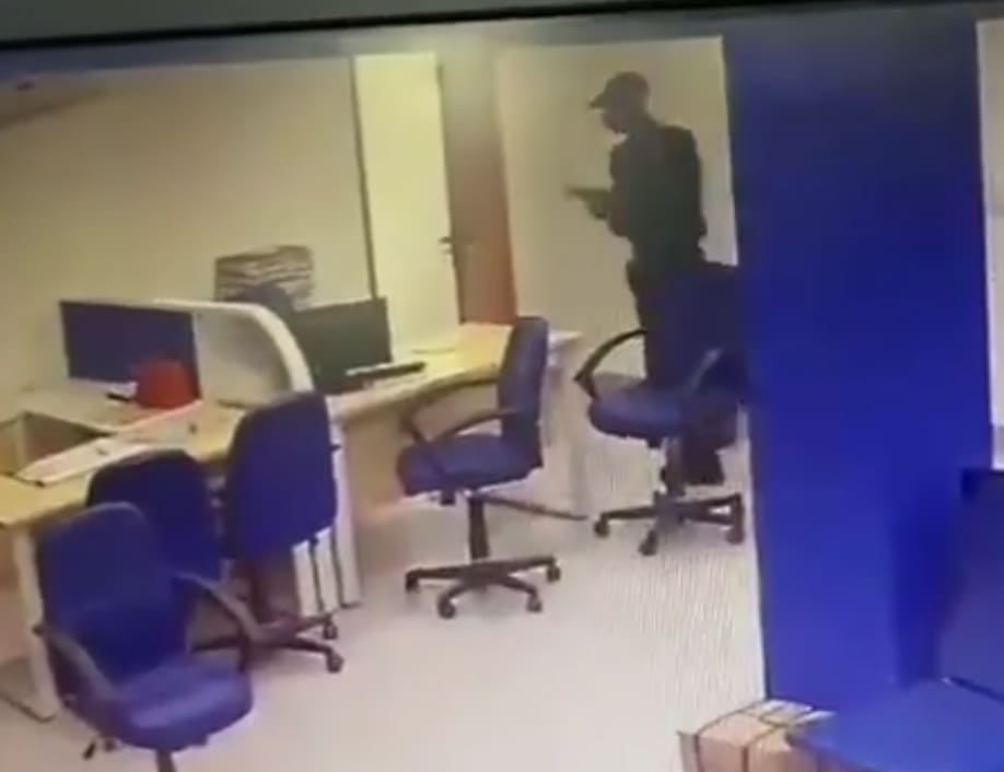Bank Security Guard Blows Brains Out After Shooting Employee