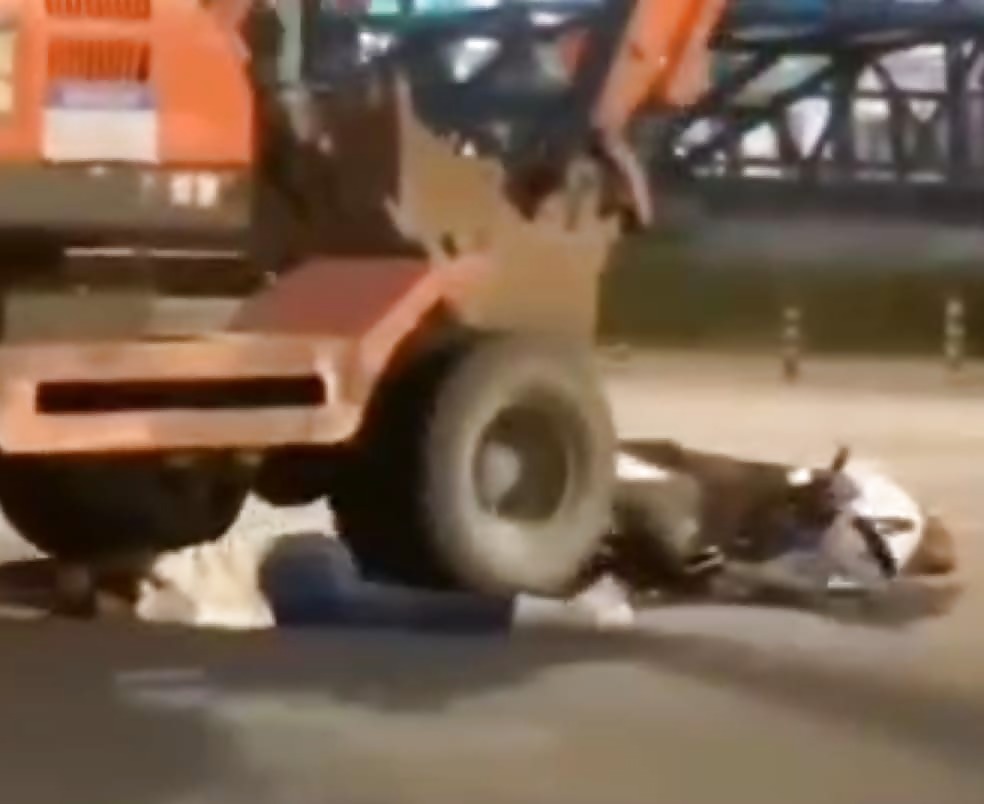 (Video no working) Zero Fucks Given By Excavator Operator