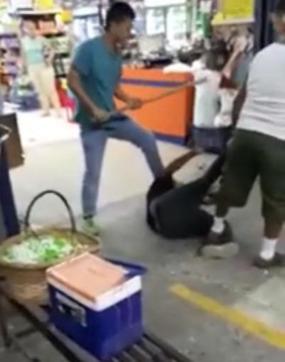 Chinese Shop Owner Beats Up Man Trying to Rob Him