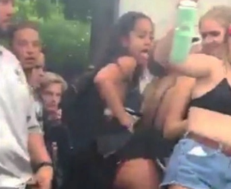 President Obama's Daughter Malia Twerks & shows her Ass at Lollapalooza