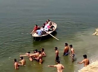 WTF Is Wrong India? 30 People Can't Save a Kid Drowning in Calm Waters?