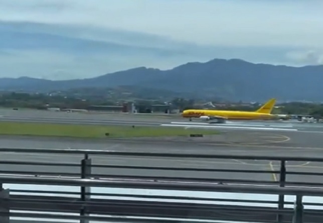 Wild Video Shows a Boeing 757 Snap in Two Pieces