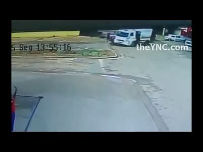 Motorcyclist learns the Hard Way not to Pass a Truck on the Blind Spot...
