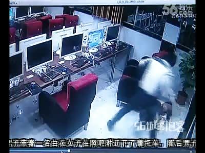 Man Beats and Stabs his Girlfriend in an Internet Cafe