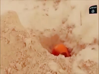 New Pistol Execution by ISIS: Young Man is Forced to Dig His Own Grave and then Receives a Bullet to the Head
