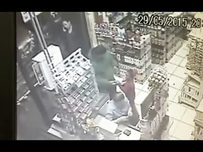 Off Duty Cop is Forced to Kill a Thug trying to Rob Store in Front of his Little Daughter 