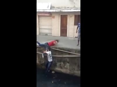 Ridiculous Fight Ends up in the Sewer When Two Drunks Go Berserk on Each Other