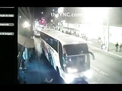 Looks Like a Suicide to Me...Moron Runs in Front of a Bus 