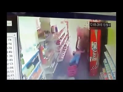 Moronic Security Guard Had the Thieves on the Ground but Decides to Beat them... One gets up and Shoots Him after Struggle