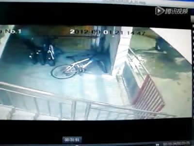 Bike Thief is Caught with his Hand in the Cookie Jar...Beaten by Pissed Off Group