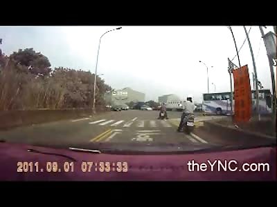 Biker Cut Off at Intersection takes out 2 Bikers Waiting at Light