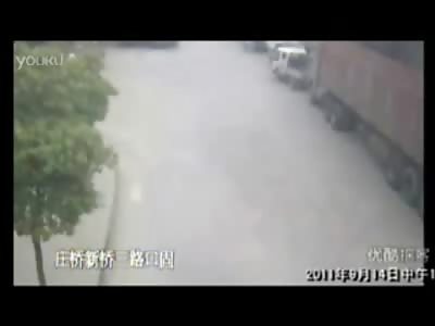 Young Motorcyclist Drives directly into Truck killing himself Squashed under Truck (Zoom View in Video)