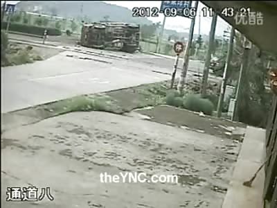 Man and his Tuk Tuk get Crushed to Death by a Real Truck in China (Watch Slow Motion) 
