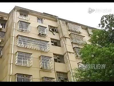 Man Kidnaps Daughter and Wants to Jump of Building with her....Eventually Just Jumps Himself