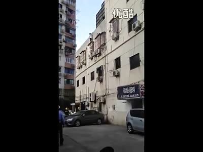 SPIDERWOMAN: Deranged Suicidal Lady Climbs her Building gets to the Top and Slips