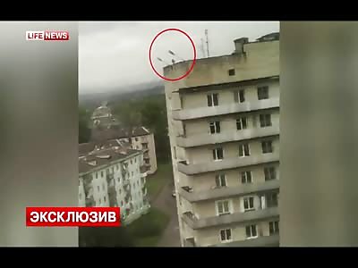 Really Dumb Thief tries using a Wire and a Towel to Zip Line off of Rooftop...Ends in his Death from 9 Stories Up