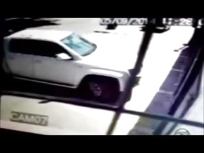 Owner of a Vehicle is Crushed up Against His Own Car Trying to Stop Thieves from Robbery