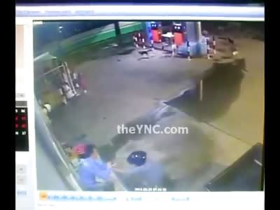 Gas Station is Stabbed by Attacker wearing Helmet 