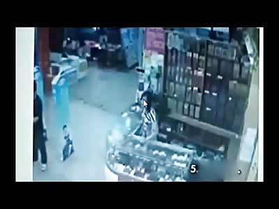 Quick Machete Attack on Security Guard in Store 
