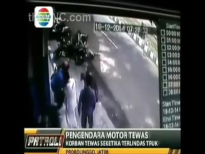 The Moment a Man is Crushed by a Huge Truck as People Watch in Horror