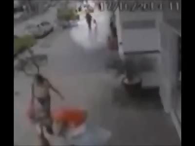 Woman walking with her daughter takes a punch and fainted on the sidewalk