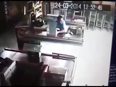 Woman is Executed With a Shot to the Face During Robbery at Supermarket
