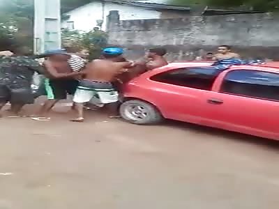 Man is Swarmed with an Ass Kicking for Stealing