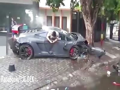 Moron who Crashed Lamborghini has to Make Sure he Sends a Text Message Right After 