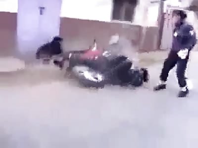 Motorcyclist hits policewoman and then runs off