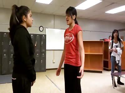 2 Latinas Fighting In Class